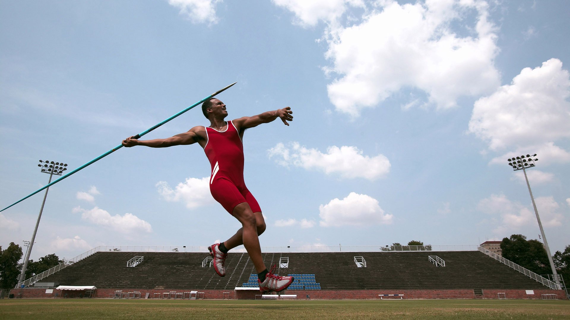 赛道上的冰与火，F1新赛季揭幕战，加拿大如何斩落奥地利