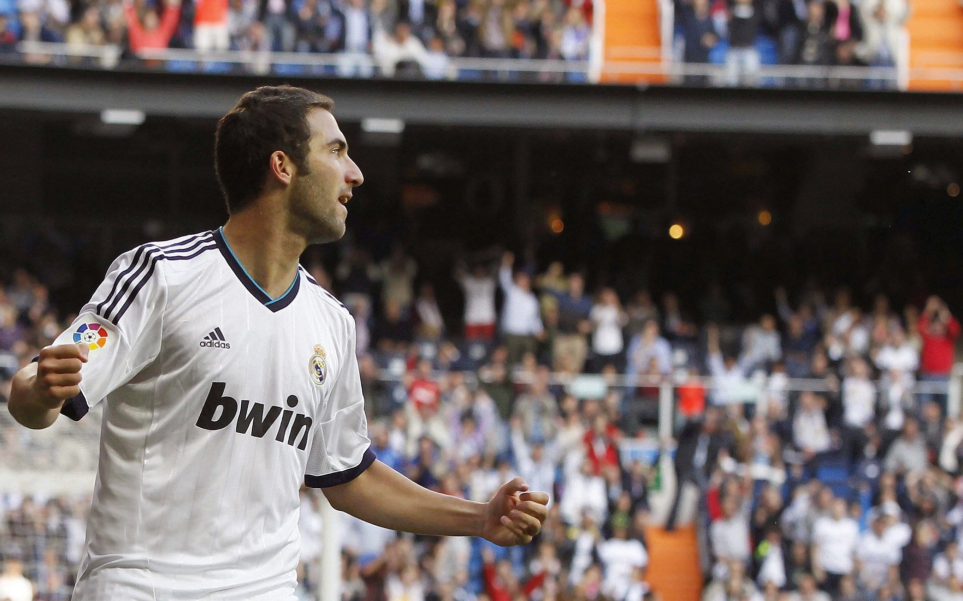 赛道上的绝对主宰，塞恩斯关键制胜，迈凯伦完胜阿斯顿马丁